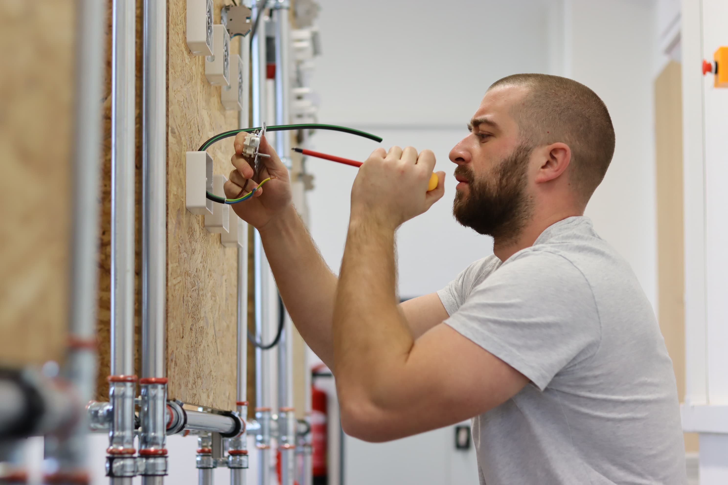 Elektrikář při praktickém výcviku